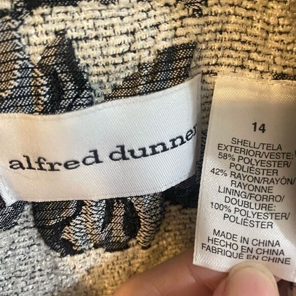 - Woman’s Alfred Dunner black and white coat size 14 HAS MARKS ON SLEEVES - Picture 6 of 11